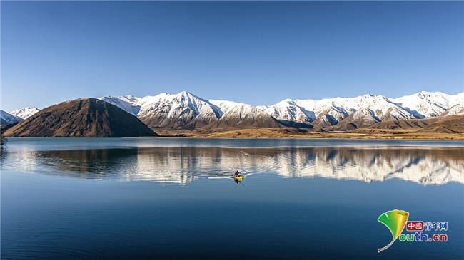新西兰：晴空万里下的雪山与湖泊景色动人