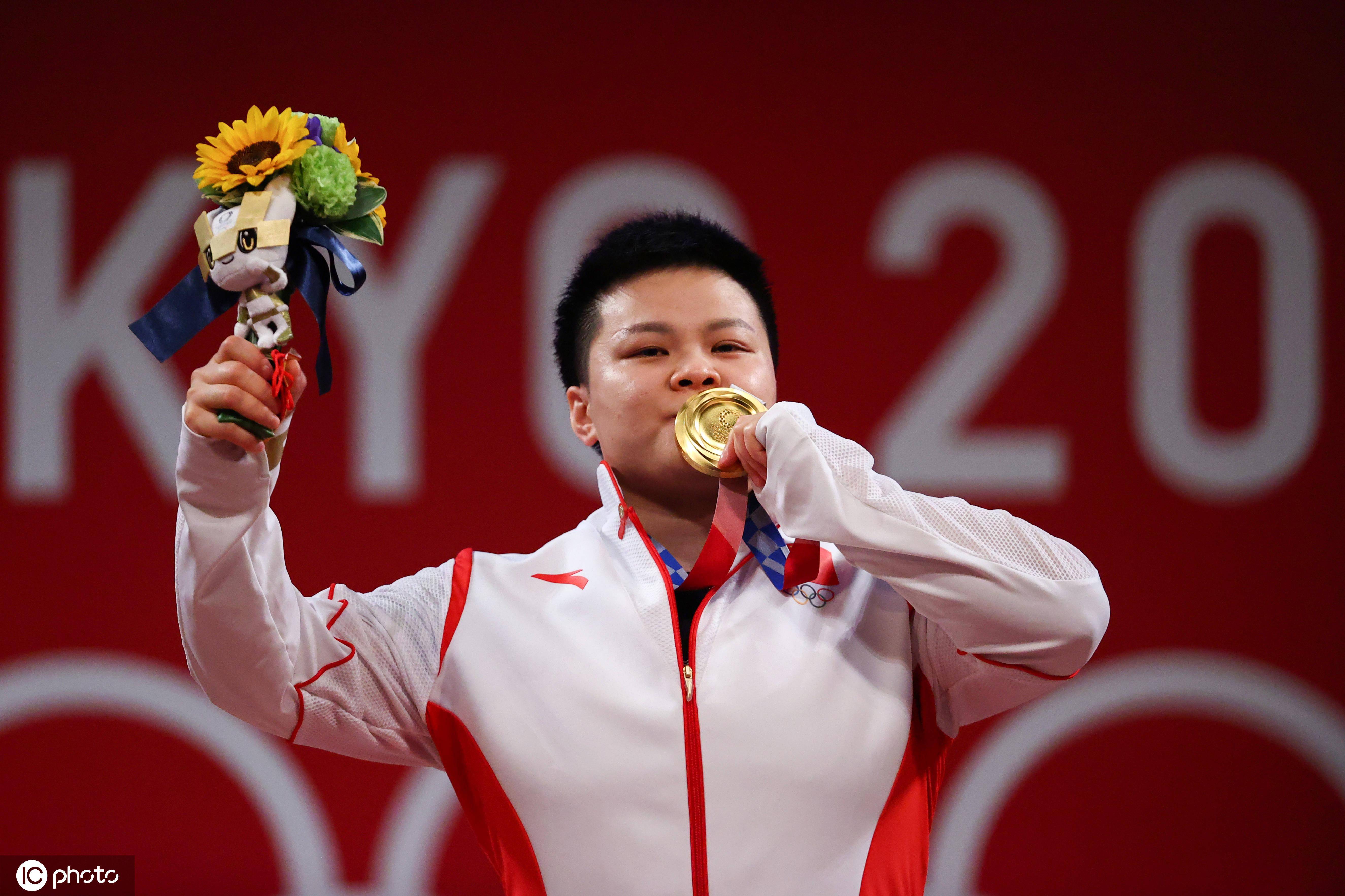 中国举重队天神下凡再夺一金,汪周雨赢下87公斤级奥运金牌