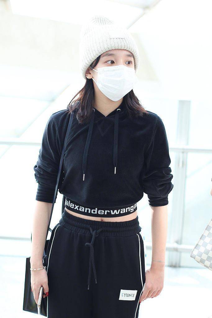 黑色|短帽衫+运动裤 宋雨琦肩背Marni托特包可爱俏皮