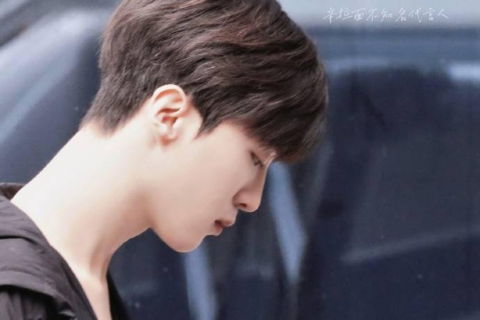 App|分享一些顺毛黑发待机的丞丞子 今天也是想念哈尔滨丞哥的一天