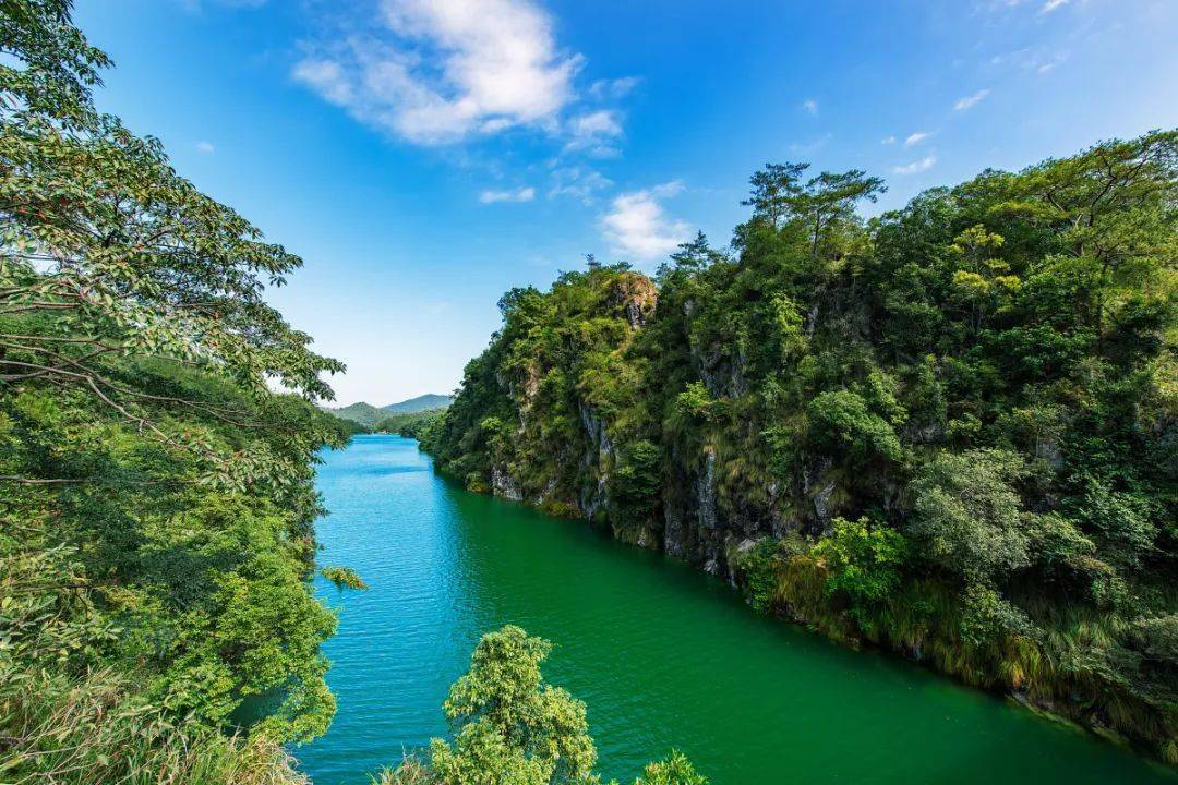 新豐江大壩新豐江大壩風景旅遊區為國家aa級景區,是全國首批工業旅遊