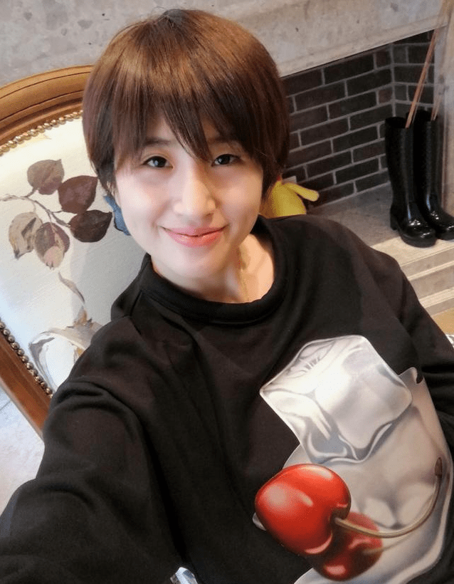 许昕老婆久违露脸穿t恤颜值不输明星曾是国乒美女运动员