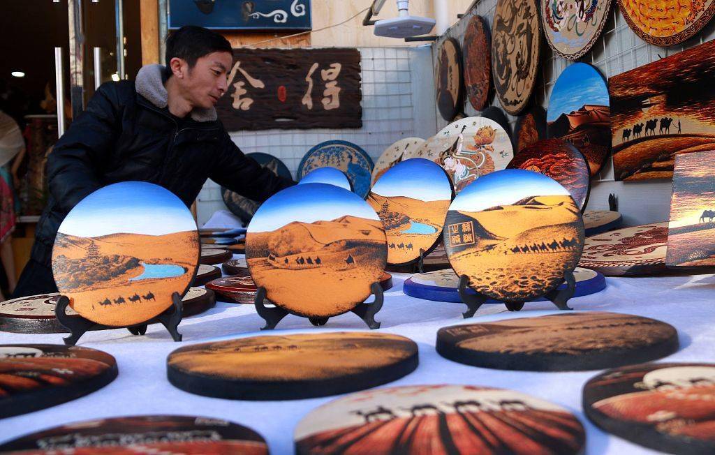 敦煌木雕画雕刻在木板上的敦煌艺术