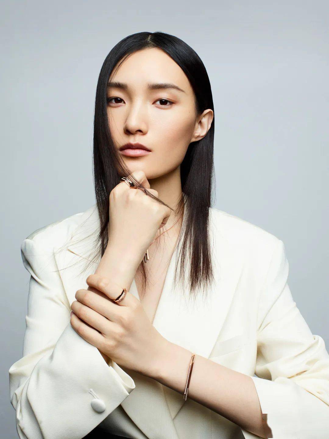 超模刘春杰演绎的珠宝大片将高级感贯彻到底;超模张龄月则表现出极富