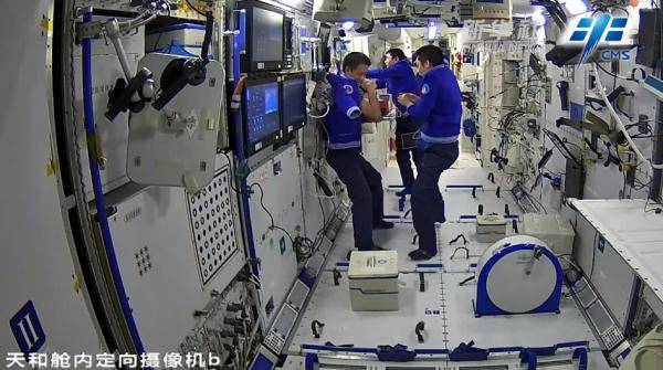网友|三名航天员太空采血新视频发布，网友：差点忘了，他们看奥运了吗