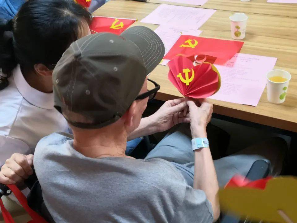 图 05与会人员制作爱心党徽图 05与会人员制作爱心党徽图 06志愿者们