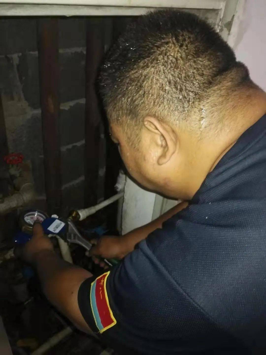 朝阳供水分公司表处员工李江为用户更换水表