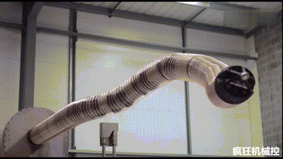 特斯拉研发的蛇形机器人自动寻找汽车充电口看着好魔性