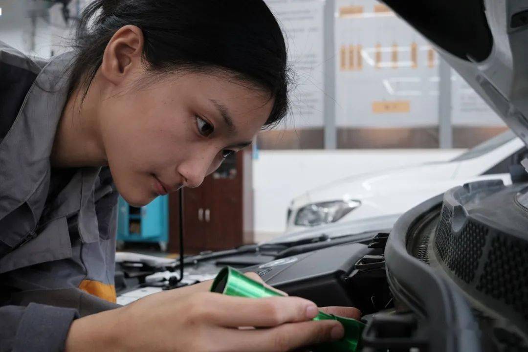 一月内3登央视!面对爆红,深圳00后汽修女孩自述:不想当"追流量的人"