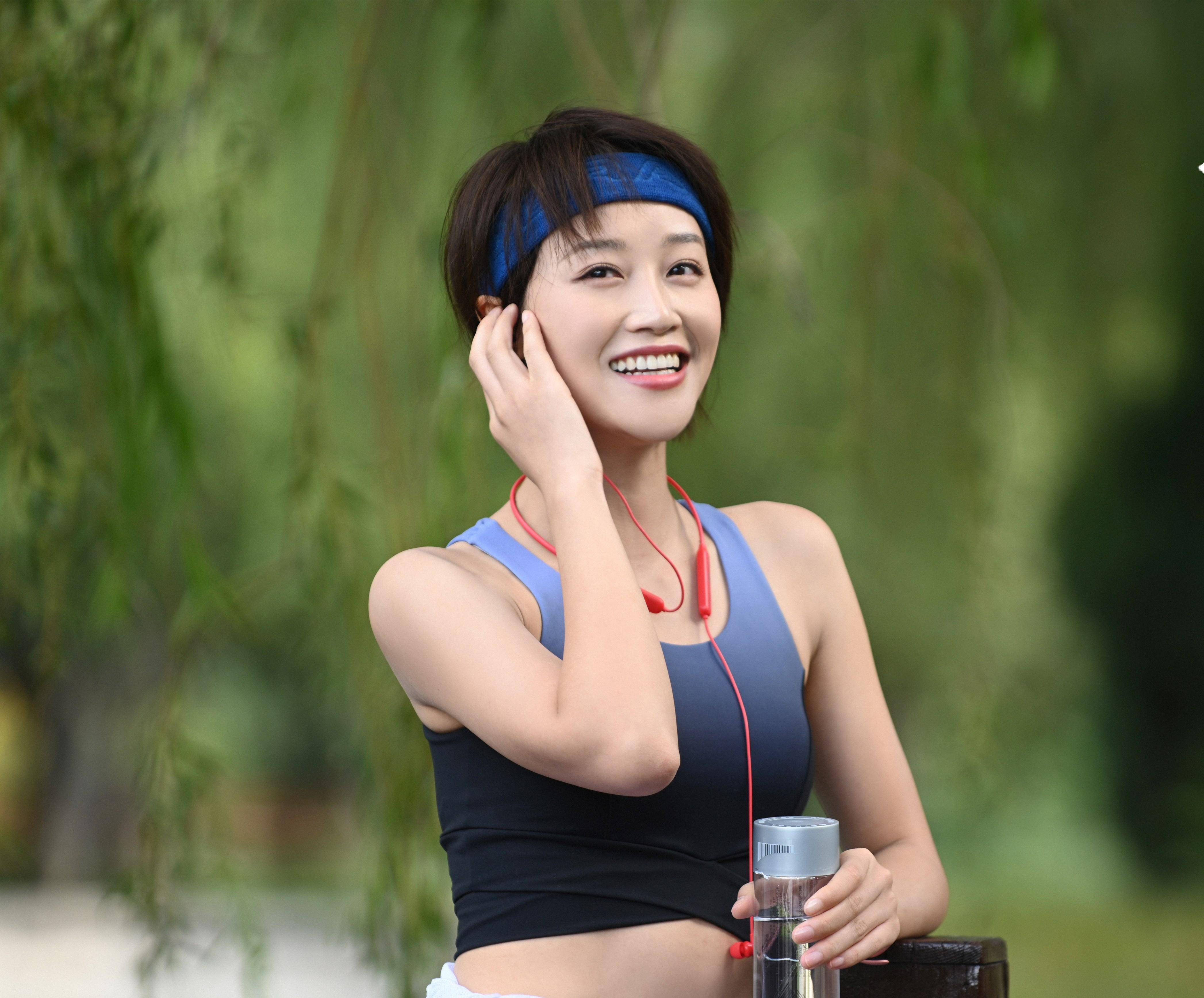 蓝盈莹:跟金晨从"浪姐"开始就互相"顶",一直是好姐妹