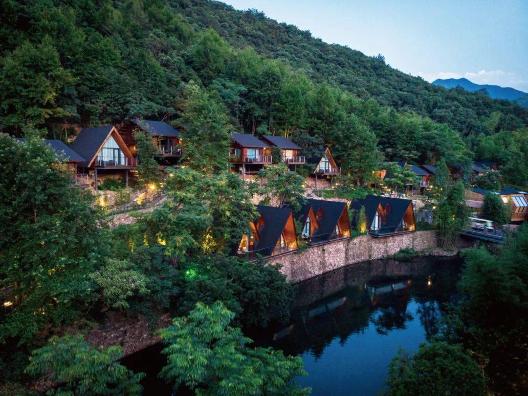 人均200住诸暨芳草地独栋villa小木屋奢享400㎡戏水池皮划艇骑马超有