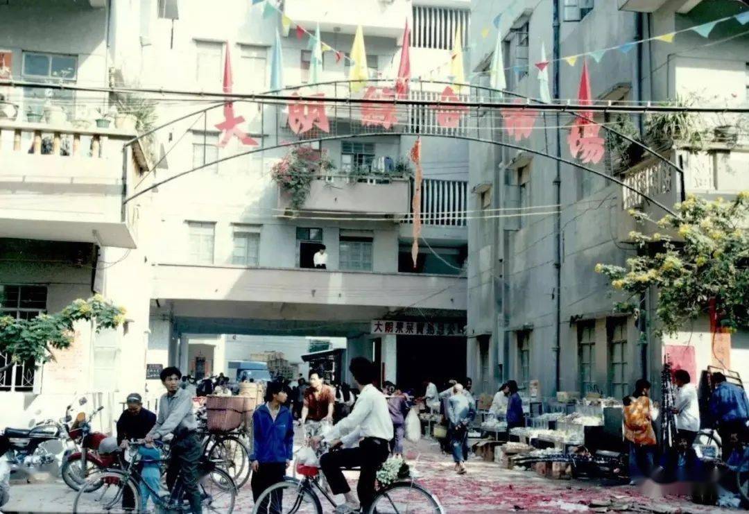 大朗宣供图▲1989年,大朗玩具厂 @大朗档案馆供图▲20世纪80年代