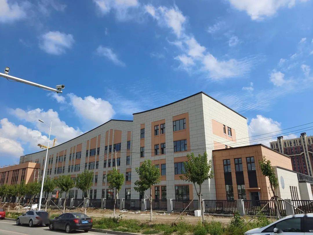 慧谷学校在几个月前对已购置到位的学生桌椅,教师卡位等教学设备进行