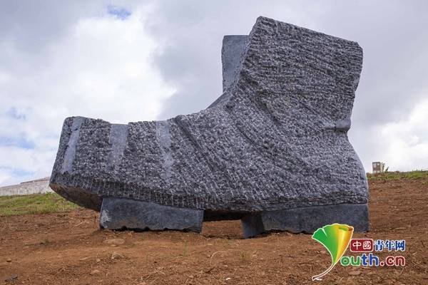 鞋子|巨型鞋子雕塑现身西班牙加利西亚