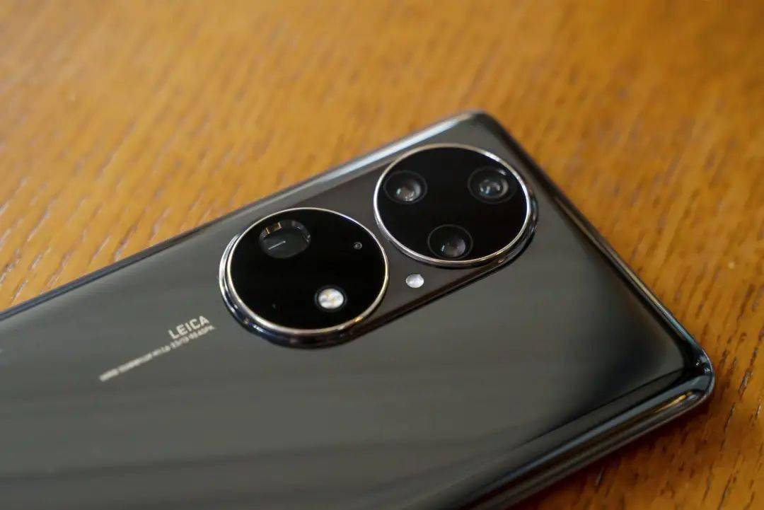 尽管深陷困境,华为今年仍是给出了一份令人满意的答案,尤其在手机外观