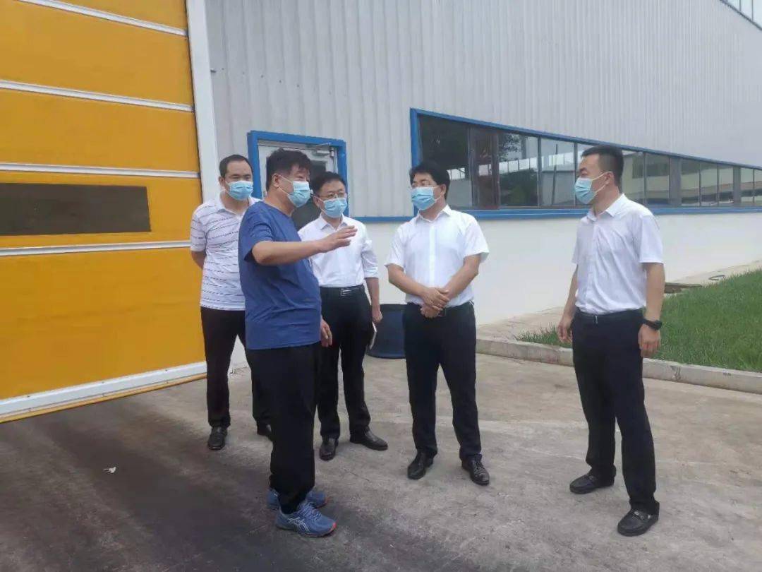在隆润纺织和县一中疫情防控隔离点,黄会安实地查看了隔离点建设进展