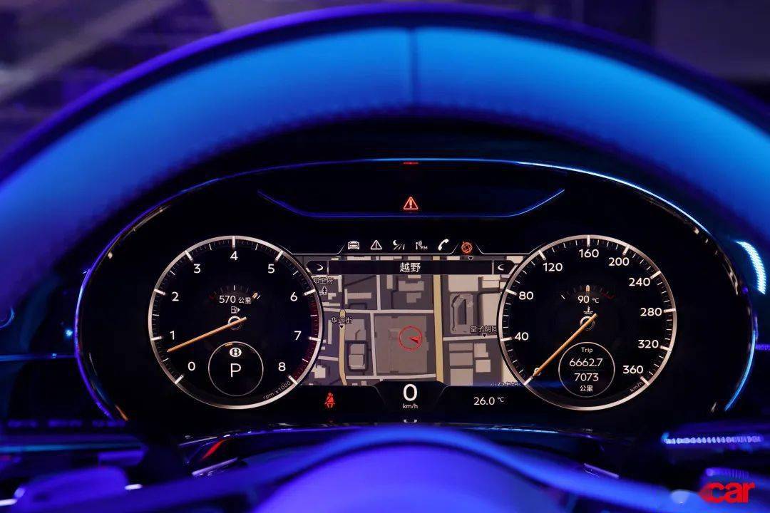 3英寸可实现卫星导航模式的三维全液晶仪表盘与宾利三面翻转中控面板