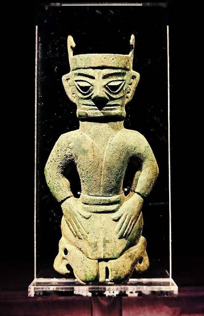 铜兽面铜人头像此文物金面罩是用金块捶拓成金皮,然后依照人头像造型