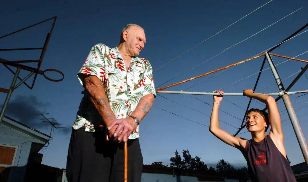 她有17个兄弟姐妹,曾因长得太高被嘲笑_瓦莱丽·亚当斯