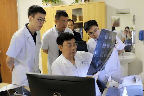 眼眶|眼科大咖领衔，爱尔眼科成都三院联合为患者拆除眼眶“炸弹”