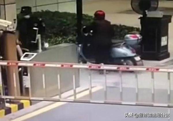 口罩|江苏一男子因未戴口罩与保安发生争吵，其母亲赶来劝解，结果母子大打出手