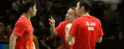 的示威者,刘国梁叉着手微笑着,转身便召集起即将上场的张继科和马龙