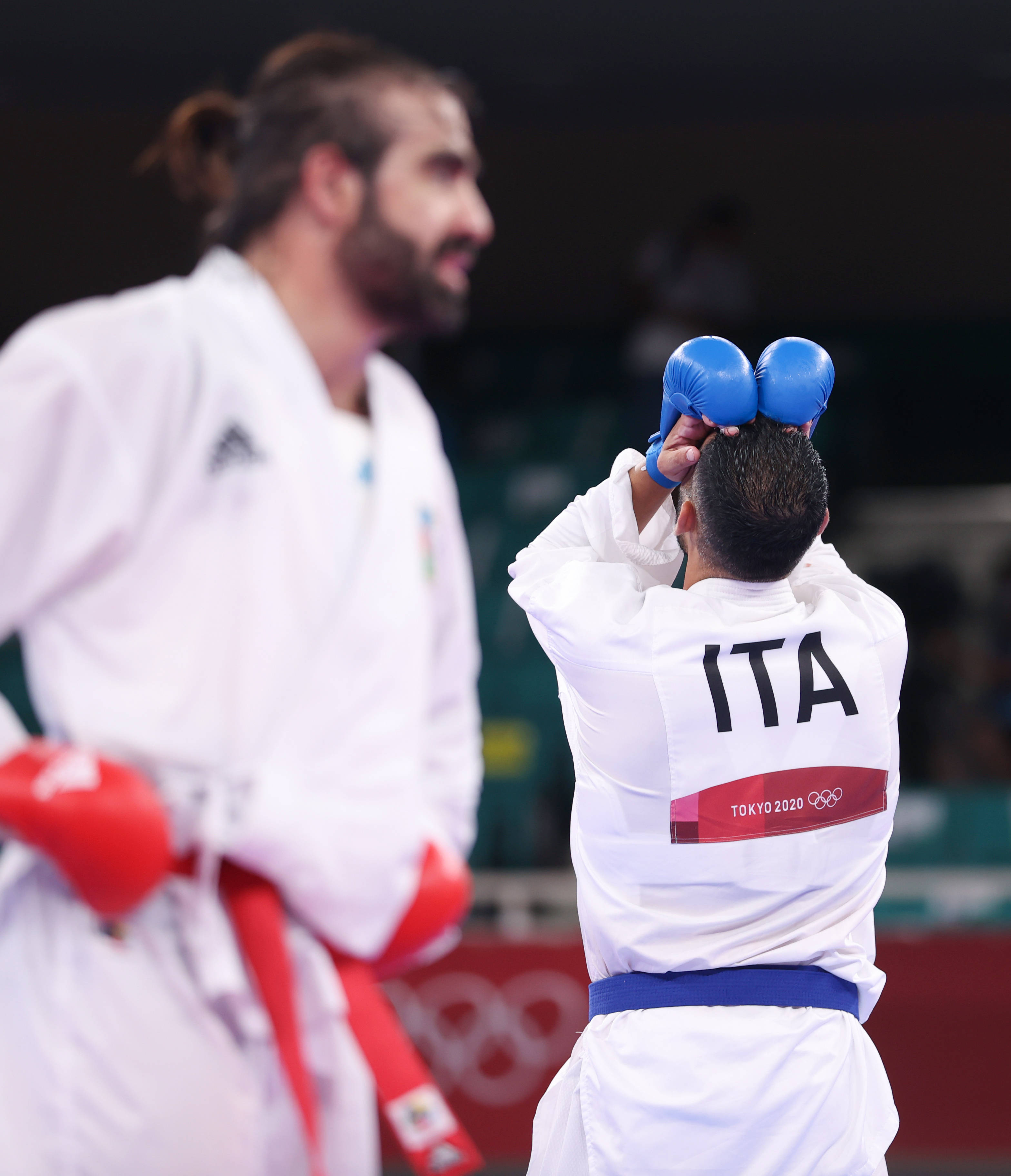 8月6日,意大利选手布萨(右)在比赛后庆祝胜利.