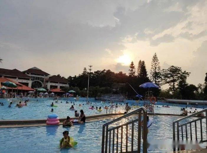 中山翠景水上乐园中山人都知道的水上乐园来啦翠景水上乐园彩虹滑道