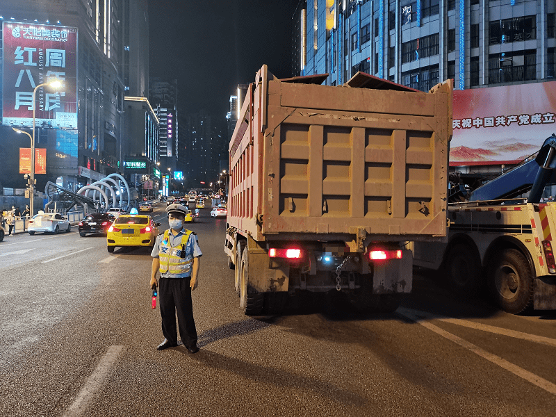 重庆观音桥交巡警在超40℃的高温中维护交通