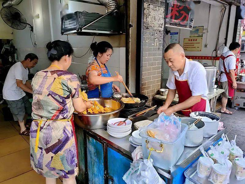 南充高坪白塔路上, 門挨門幾家店 包子 饅頭 花捲 稀飯 米粉 豆漿油條