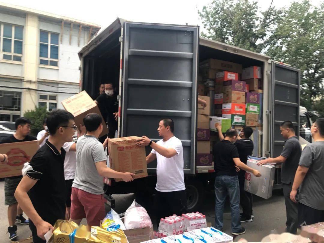 唐永红益动京城公益小队队长体彩追梦人耿玉珍雨衣雨鞋等生活物资送来