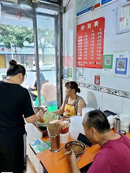 南充高坪白塔路上, 門挨門幾家店 包子 饅頭 花捲 稀飯 米粉 豆漿油條