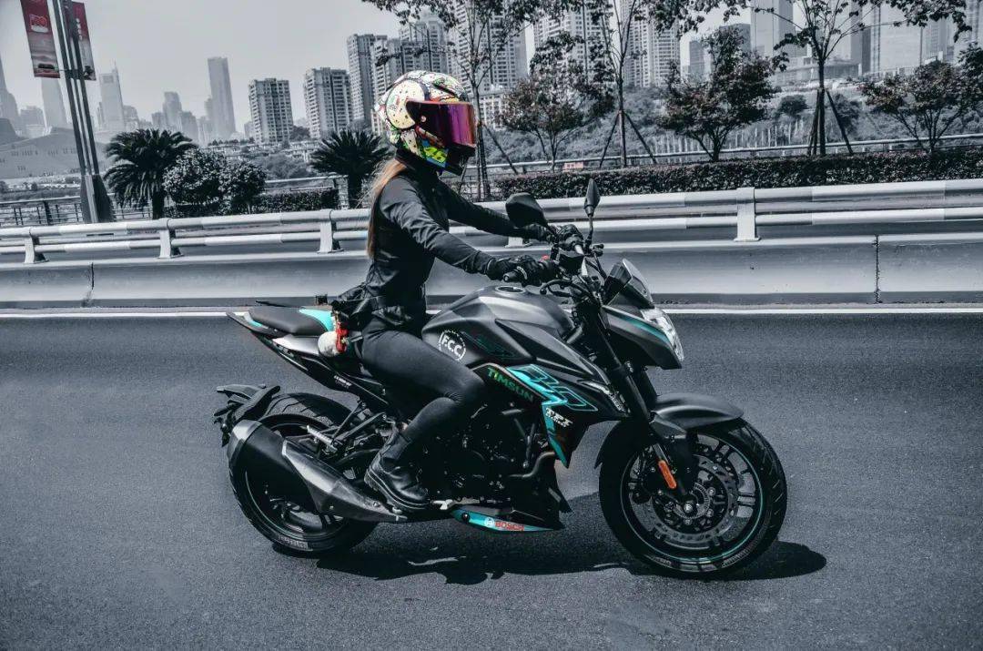 潮牌玩家场地黑马无极300r金卡纳版测评