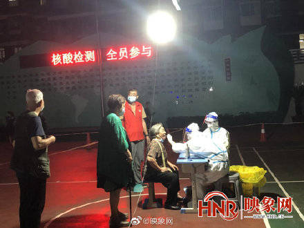 守护|直击郑州第二轮核酸检测：不分昼夜守护全民健康