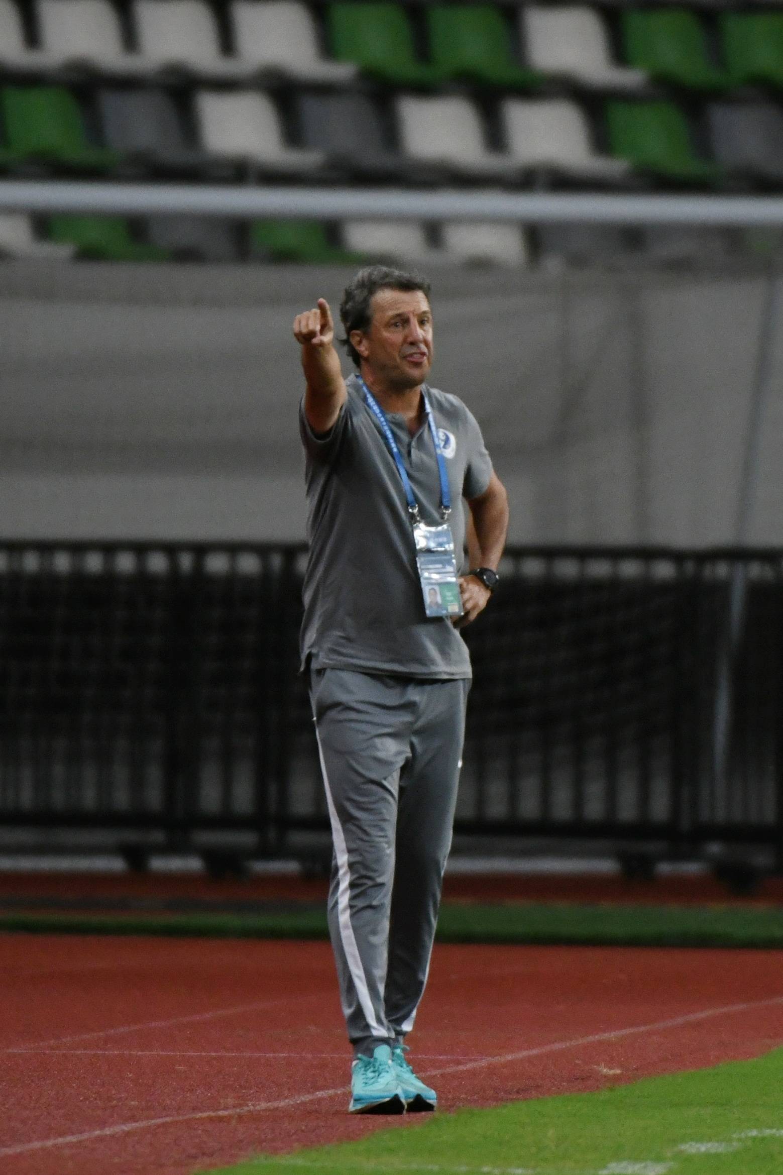 8月6日,大连人队主教练何塞在场边指挥.返回搜狐,查看更多