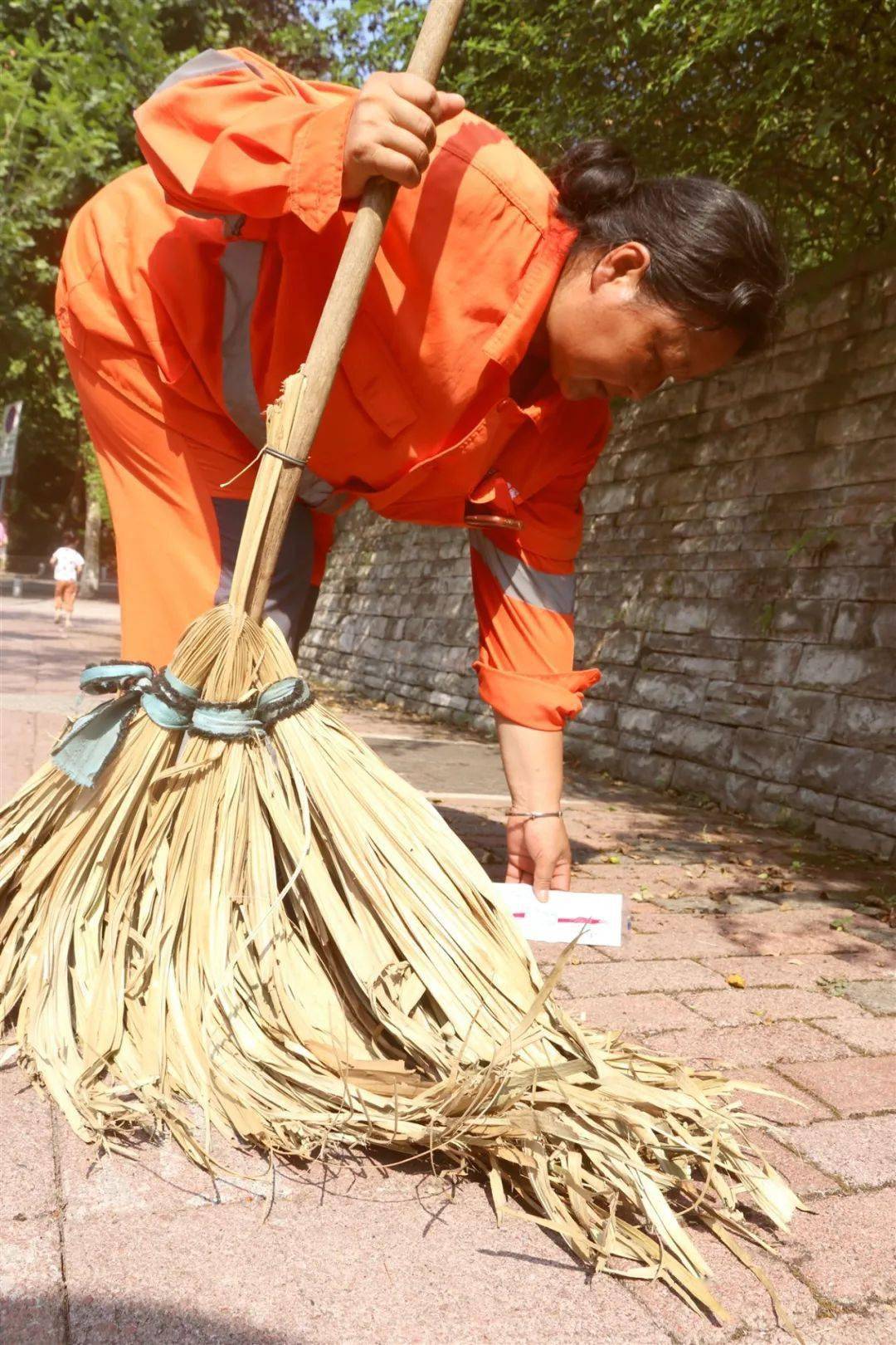 阳光很烈你们很美致敬忠县烈日下的工作者