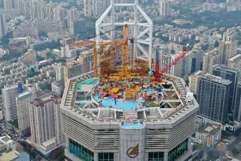 热点| 赛格大厦顶楼已安装塔吊进行桅杆拆除准备工作