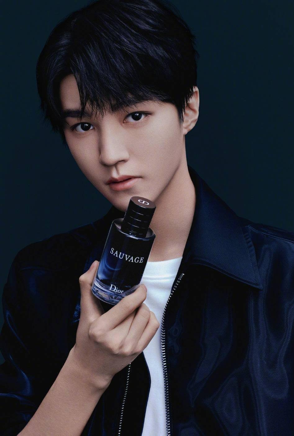 王俊凯的八月浪漫限定季由此开启 微博上线更新迪奥全新帅图