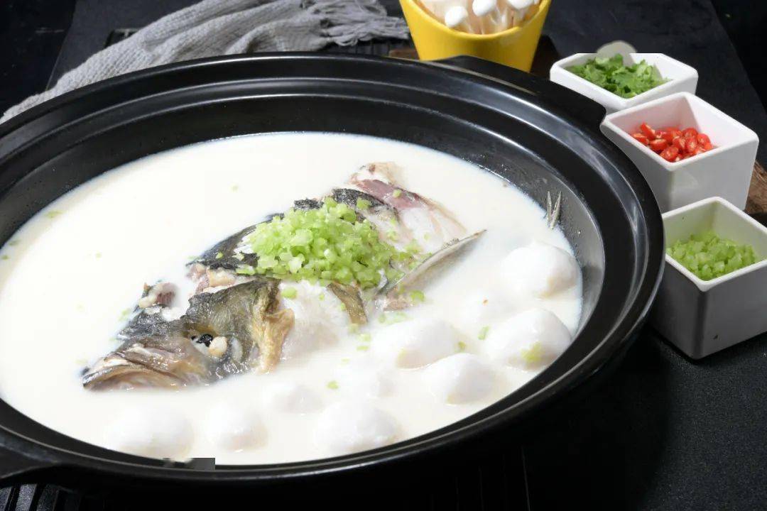 嘉报美食台熬出奶白色鱼头汤只需这关键一步