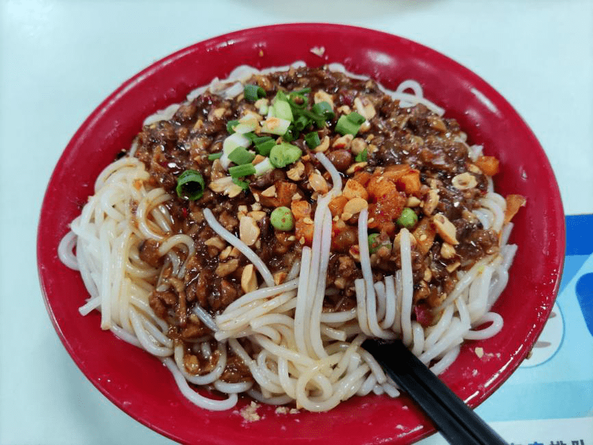 牛肉汤饼滋味浓郁的炸酱包裹着劲道的面条,清新爽口的黄瓜丝中和了