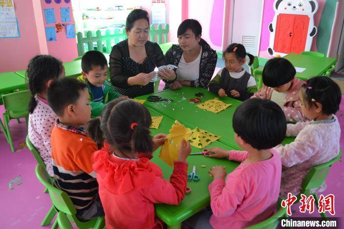 家长|甘肃“园长奶奶”34年幼教路：从招生难到抢号入园