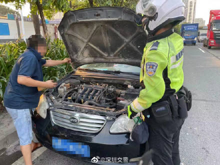 小車水溫過高半路拋錨鐵騎及時伸出援手