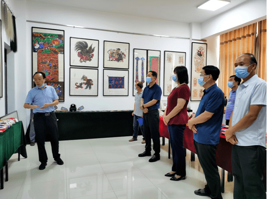 进行的研究给予了高度肯定;在观看兴平市武术学校红拳展演后,对孩子们