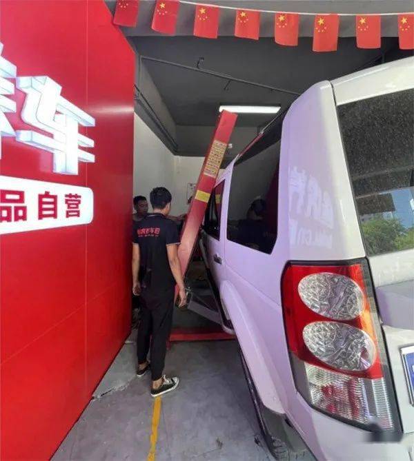 汉中一养车店举升机故障致路虎车坠落受损