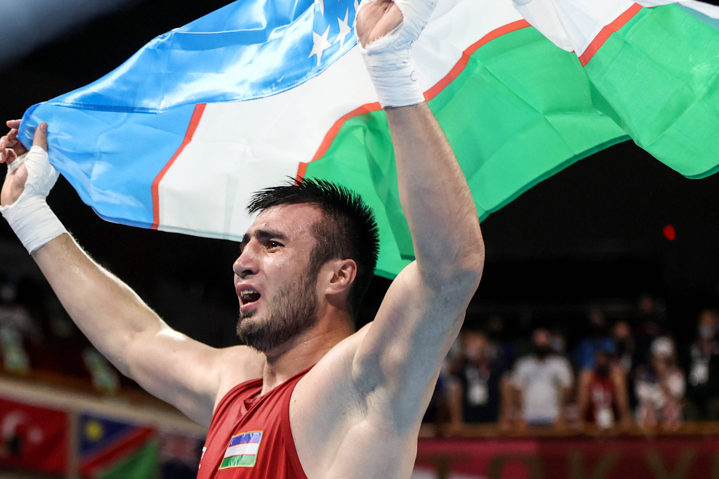 8月8日,乌兹别克斯坦选手巴霍德尔庆祝夺冠.