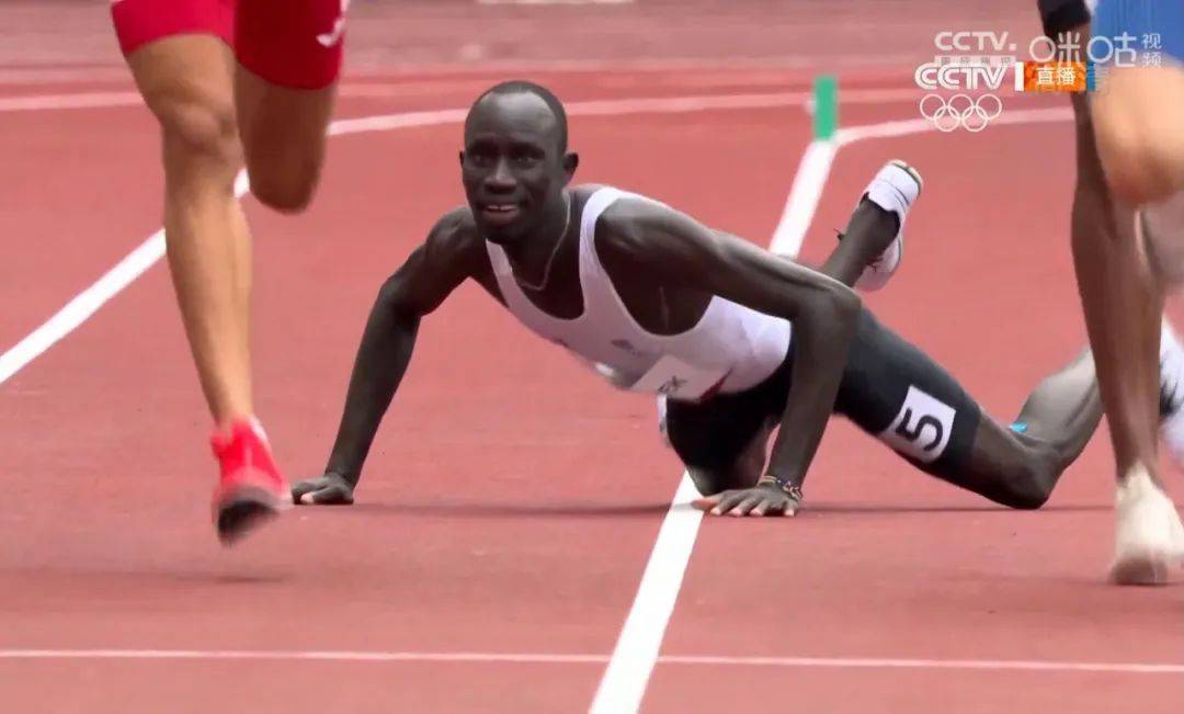 来自南苏丹的奇恩杰克作为难民代表团选手参赛,不慎在跑步时跌倒