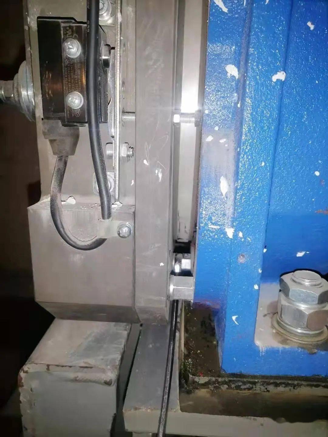 这种电梯抱闸怎么调?扳手都插不进去