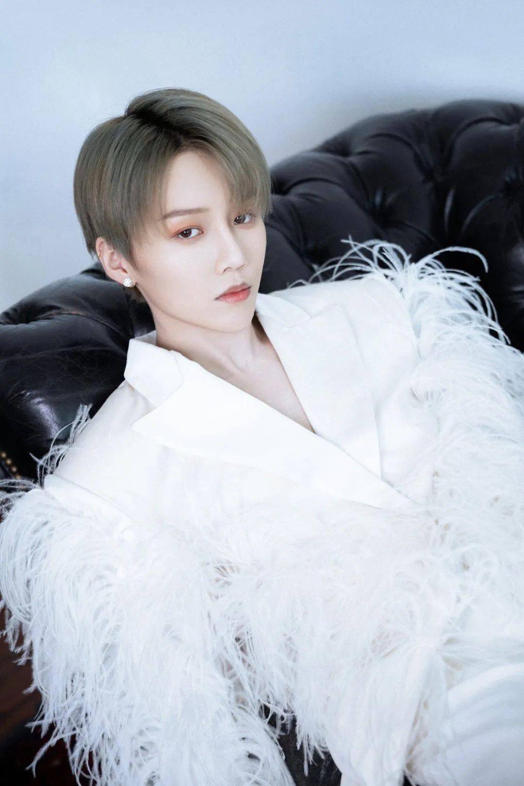 羽毛|女明星们争相尝试的白色羽毛造型也太绝了!