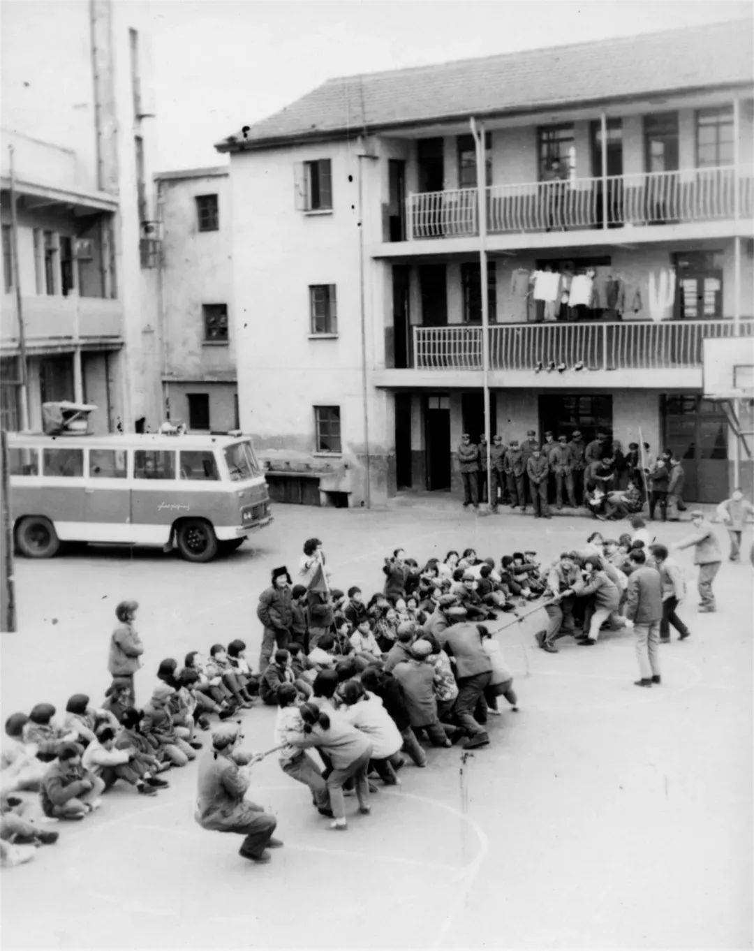 重现昔日陆家嘴的"守护神"!这个楼道里的美术馆你看过吗?_赵解平