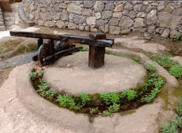 庐江县乐桥镇周大古石碾位于石牛山下周家大屋之西冲